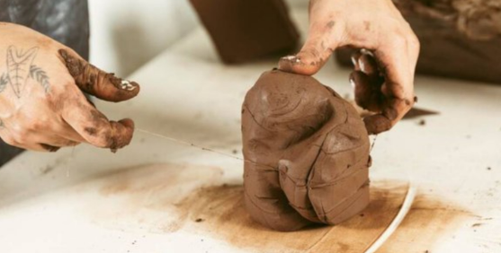 Mengambil Adonan dan Menempelkannya Pada Kerangka Patung Menggunakan 2 Bahan untuk membuat patung