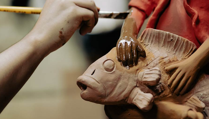 Mengambil Adonan dan Menempelkannya Pada Kerangka Patung Menggunakan