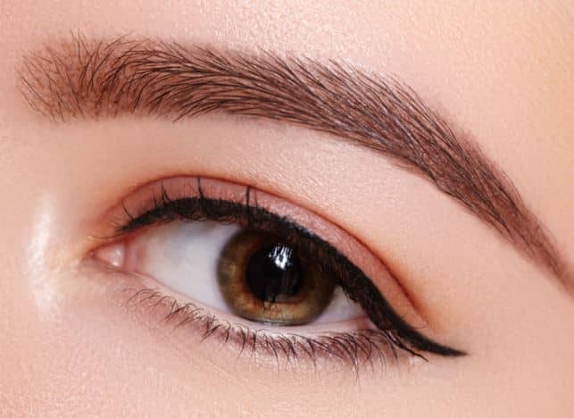 Eyeliner Untuk Warna Menyala