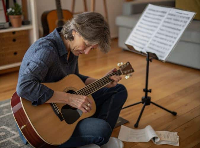 Dijamin Awet! 9 Tips Merawat Gitar Akustik