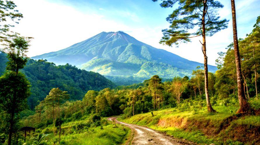 Gunung Ranaka: Panduan Lengkap Pendakian dan Daya Tarik Wisata